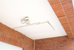 Het verbergen van een zoldertrap aan de buitenkant van het huis door middel van een verlaagd-plafond door gelamineerd PVC met ingebouwde spots - Eerst