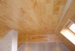 Falso techo de madera de pino tintado de fÃ¡brica y spots empotrados