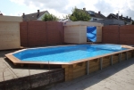 Verandering van tuin naar een luxe zwembad, plaatsing van een Opti-woodÂ® terras, een Opti-woodÂ® trap, maken van de tuinhuisjes